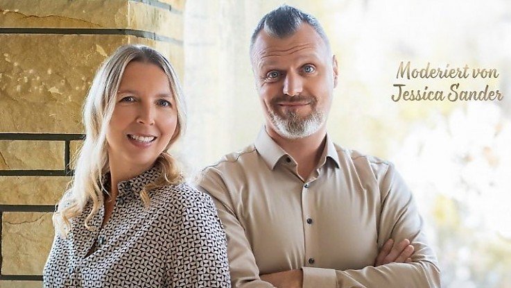 Foto Brauche ich überhaupt einen Makler – oder geht das auch ohne? Diese Frage stellen sich viele Eigentümer zuerst. Oft steht dabei ein Gedanke im Raum: Provision sparen. In dieser Folge nehmen Alexandra und Thomas Wolf, Immobilienmakler in Baden-Baden, euch mit hinter die Kulissen des Immobilienverkaufs und zeigen, was beim Privatverkauf häufig unterschätzt wird. Denn egal ob es um ein Haus in Rastatt, eine Wohnung in Gaggenau oder eine Immobilie im Raum Karlsruhe geht – Zeit, Nerven, Unterlagen und Kommunikation spielen eine deutlich größere Rolle, als viele am Anfang erwarten.<br> Foto Brauche ich überhaupt einen Makler – oder geht das auch ohne? Diese Frage stellen sich viele Eigentümer zuerst. Oft steht dabei ein Gedanke im Raum: Provision sparen. In dieser Folge nehmen Alexandra und Thomas Wolf, Immobilienmakler in Baden-Baden, euch mit hinter die Kulissen des Immobilienverkaufs und zeigen, was beim Privatverkauf häufig unterschätzt wird. Denn egal ob es um ein Haus in Rastatt, eine Wohnung in Gaggenau oder eine Immobilie im Raum Karlsruhe geht – Zeit, Nerven, Unterlagen und Kommunikation spielen eine deutlich größere Rolle, als viele am Anfang erwarten.<br>