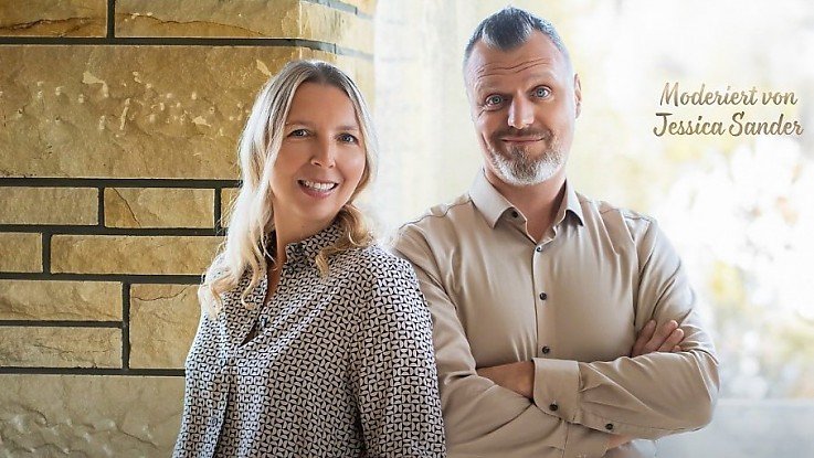 Foto Dieses Mal schauen Alexandra und Thomas Wolf gemeinsam mit Jessica Sander nicht nur auf Immobilien, Kaufpreise, Quadratmeter und Grundrisse. Es geht um das, was hinter den Türen wirklich passiert. Um Begegnungen, die bleiben. Um Verkäufe, die emotional berühren. Um Gespräche, die Fingerspitzengefühl brauchen. Und um Situationen, die so ungewöhnlich waren, dass man sie kaum glauben kann.<br><br>Denn wer glaubt, Immobilienmakler würden nur Häuser zeigen, Exposés schreiben und Kaufverträge begleiten, der hat nur einen kleinen Teil dieser Arbeit gesehen.<br><br>In Wahrheit geht es beim Immobilienverkauf und Immobilienkauf fast immer um Menschen. Um Lebensentscheidungen. Um Erinnerungen. Um Hoffnungen. Um Abschiede. Um Neuanfänge.<br> Foto Dieses Mal schauen Alexandra und Thomas Wolf gemeinsam mit Jessica Sander nicht nur auf Immobilien, Kaufpreise, Quadratmeter und Grundrisse. Es geht um das, was hinter den Türen wirklich passiert. Um Begegnungen, die bleiben. Um Verkäufe, die emotional berühren. Um Gespräche, die Fingerspitzengefühl brauchen. Und um Situationen, die so ungewöhnlich waren, dass man sie kaum glauben kann.<br><br>Denn wer glaubt, Immobilienmakler würden nur Häuser zeigen, Exposés schreiben und Kaufverträge begleiten, der hat nur einen kleinen Teil dieser Arbeit gesehen.<br><br>In Wahrheit geht es beim Immobilienverkauf und Immobilienkauf fast immer um Menschen. Um Lebensentscheidungen. Um Erinnerungen. Um Hoffnungen. Um Abschiede. Um Neuanfänge.<br>